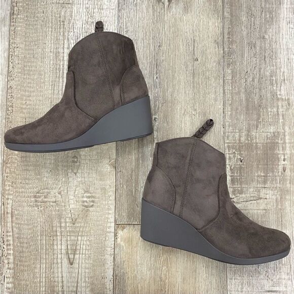 đ
şCrocsâLeigh Synth Suede Wedge Booties In Espresso - Picture 2 of 5